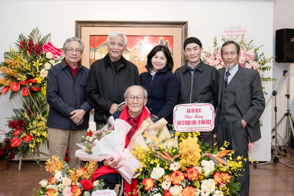 ho%3f si ng%3fc linh và các ho%3f si, nhà phê bình t%3fi tri%3fn lãm c%3fa ông.jpeg -0