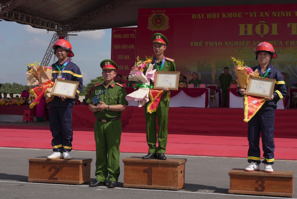 Sôi nổi hội thi thể thao nghiệp vụ chữa cháy và cứu nạn, cứu hộ tại khu vực miền Tây -0
