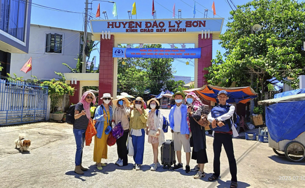 nhà-van-lê-th%3f-kim-son-(th%3f hai t%3f bên ph%3fi vào)- cùng-nhóm-b%3fn-van-trong-chuy%3fn-th%3fc-t%3f-sáng-tác-%3f-d%3fo-lý-son.jpg -1