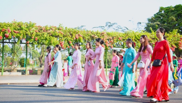 nhi%3fu ho%3ft d%3fng tôn vinh áo dài.jpg -1