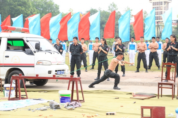 Trên 150 cán bộ, chiến sĩ trình diễn võ thuật, khí công bên Hồ Hoàn Kiếm -0