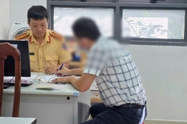Bị phạt 5 triệu đồng vì tự ý gắn và sử dụng đèn ưu tiên -0