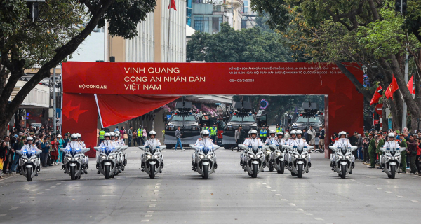 Những hình ảnh ấn tượng của lực lượng CAND bên Hồ Hoàn Kiếm chiều 7/3 -0