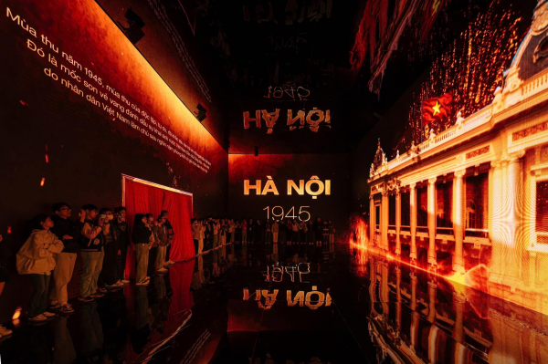 Giới trẻ đổ về Bờ Hồ xem triển lãm số về lực lượng CAND -0