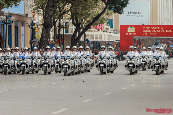 Hoành tráng dàn mô tô hiện đại của Công an Việt Nam trình diễn bên hồ Gươm -0