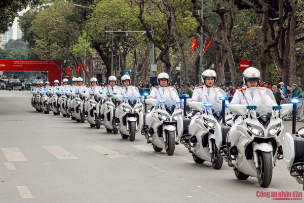 Hoành tráng dàn mô tô hiện đại của Công an Việt Nam trình diễn bên hồ Gươm -2