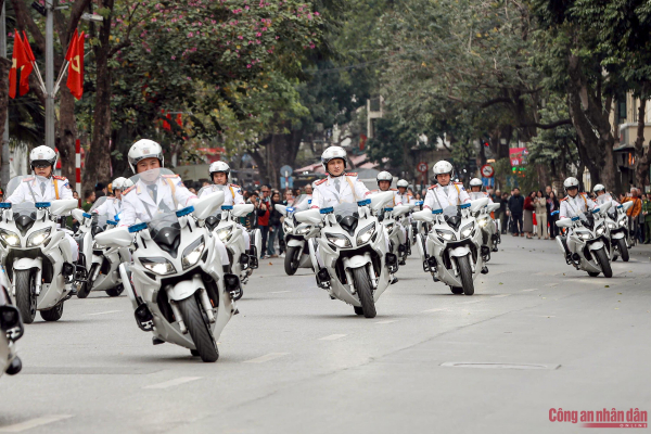 Hoành tráng dàn mô tô hiện đại của Công an Việt Nam trình diễn bên hồ Gươm -3