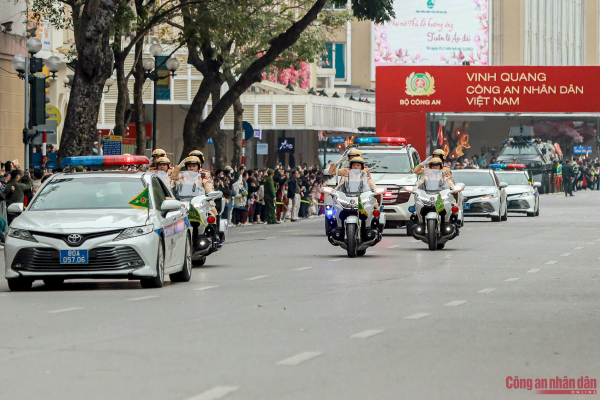 Hoành tráng dàn mô tô hiện đại của Công an Việt Nam trình diễn bên hồ Gươm -7