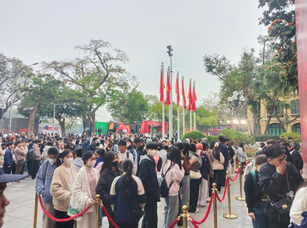 Giới trẻ đổ về Bờ Hồ xem triển lãm số về lực lượng CAND -0