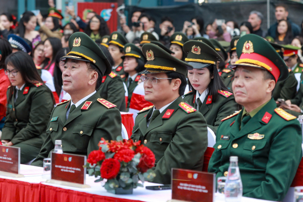 Tôn vinh áo dài, vẻ đẹp, bản lĩnh của phụ nữ ở trong và ngoài lực lượng CAND -0