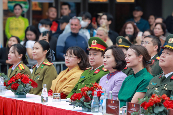 Tôn vinh áo dài, vẻ đẹp, bản lĩnh của phụ nữ ở trong và ngoài lực lượng CAND -2