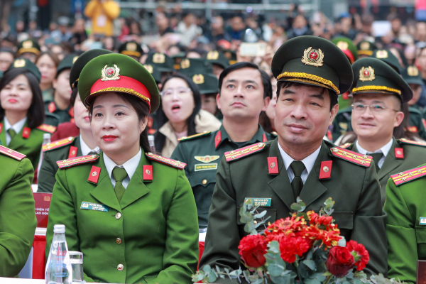 Tôn vinh áo dài, vẻ đẹp, bản lĩnh của phụ nữ ở trong và ngoài lực lượng CAND -3