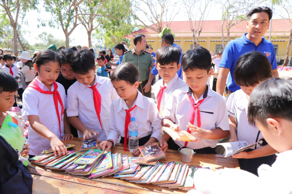 Đoàn thanh niên Công an Bình Dương với chương trình Tháng ba biên giới -0