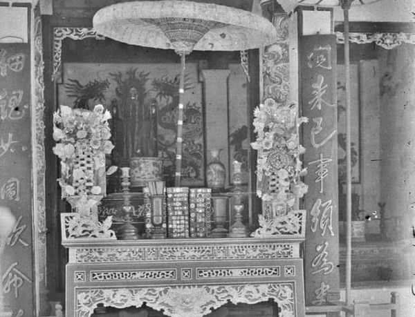 Cặp đối lạ ở Đền Hùng -0