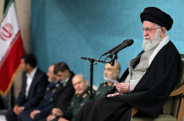 Đại giáo chủ Iran phản ứng rắn trước lời kêu gọi đám phán hạt nhân của ông Trump -0