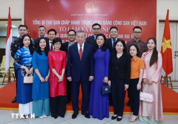 Tổng Bí thư gặp gỡ cán bộ cơ quan đại diện và cộng đồng người Việt ở Indonesia -0