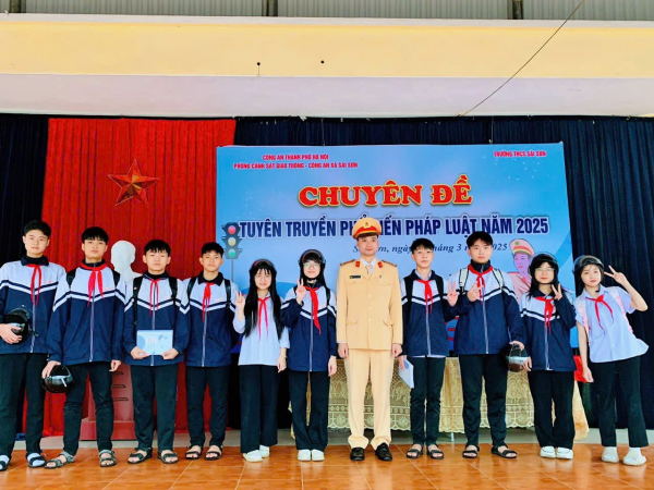 Học sinh Hà Nội nghe cán bộ CSGT tuyên truyền an toàn giao thông -0