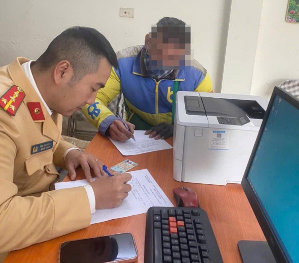 Làm rõ sự việc người đàn ông ngồi trên nắp capo ô tô trên đường gom Đại lộ Thăng Long -0