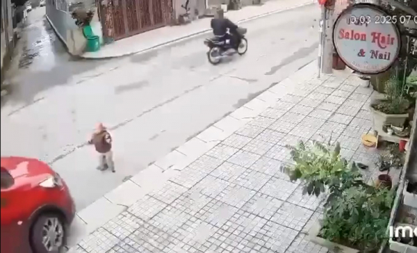 Bé trai 15 tháng tuổi bị nữ tài xế cán tử vong trước cửa nhóm trẻ tư thục  -0