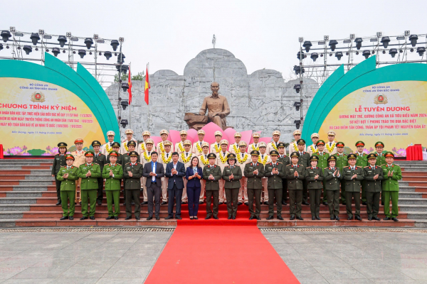 các đại biểu chụp ảnh lưu niệm.jpg -0