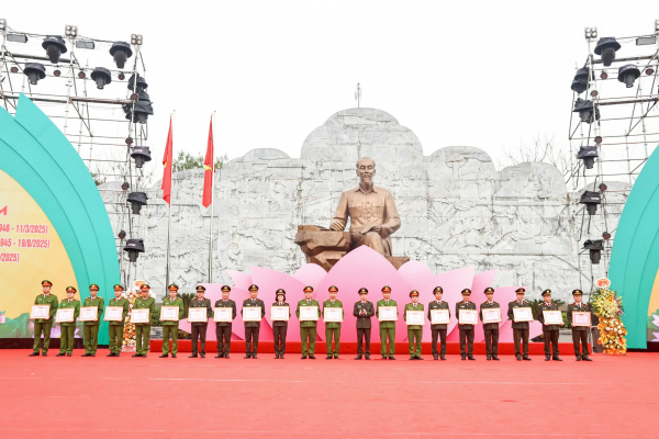 tập thể.jpg -0