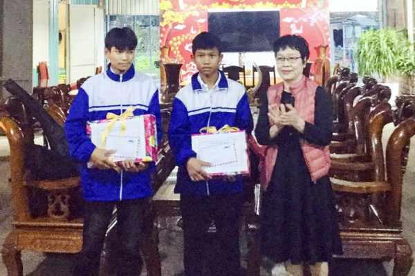 nh%3fc si, duong nguy%3ft ánh - phân h%3fi tru%3fng âm nh%3fc qu%3fng bình trao quà cho các em con nuôi c%3fa ð%3fn cha lo.jpg -1