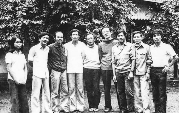 nhà van khu%3ft quang th%3fy (th%3f 3 t%3f ph%3fi sang) cùng doàn nhà van tham gia m%3f tr%3fi sáng tác t%3fi tây nguyên nam 1985 - %3fnh tu li%3fu.jpg -0