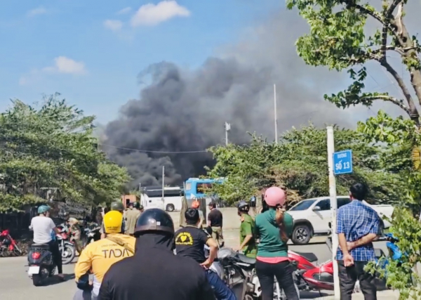 Huy động người di dời phương tiện vì sợ đám cháy cỏ lan sang -0