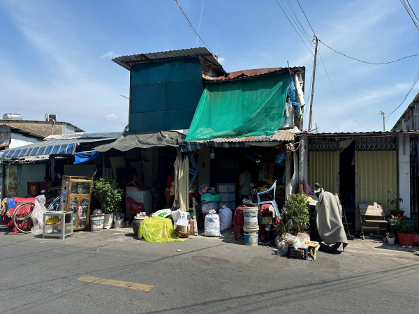 Sập 2 căn nhà ven kênh Đôi, 1 người phụ nữ bị kéo theo xuống kênh -0