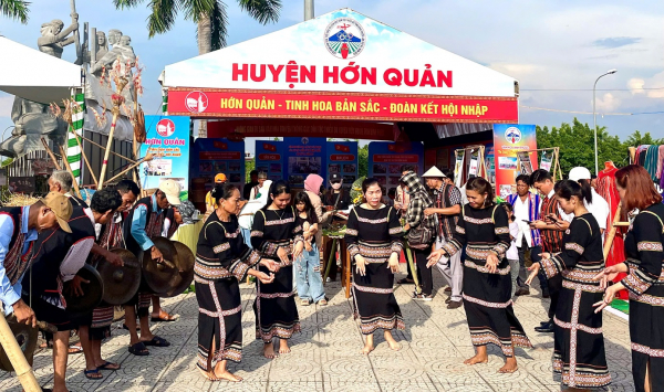 Sôi nổi Liên hoan văn hóa các dân tộc thiểu số tỉnh Bình Phước  -0