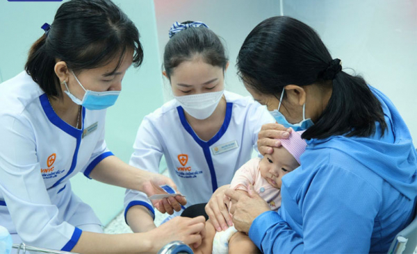 Bệnh sởi lây lan nhanh hơn COVID-19, nhiều người không cho con tiêm vaccine -0