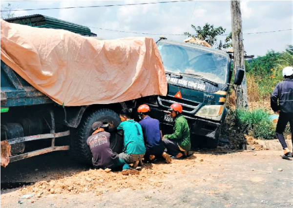 4 ô tông liên hoàn, 1 người chết, nhiều người bị thương -0