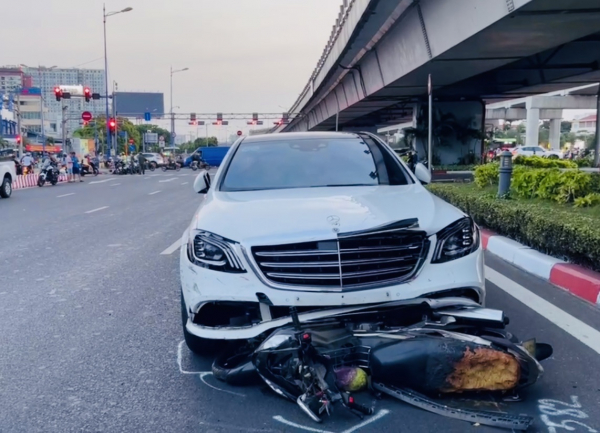 Nữ tài xế xe Mercedes bật khóc khi tông hàng loạt xe máy dừng đèn đỏ -0