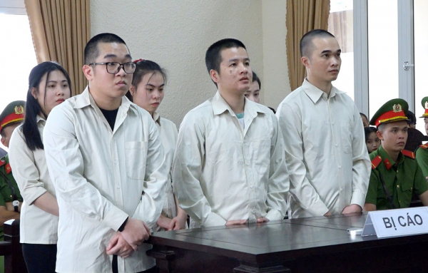 2_6 bị cáo nghe tòa tuyên án.jpg -0