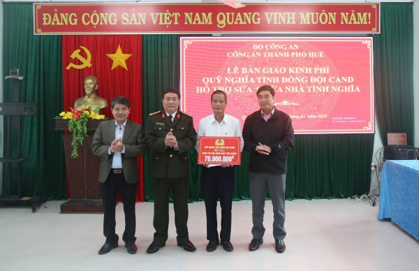Công an TP Huế trao kinh phí sửa chữa nhà cho gia đình chính sách -0