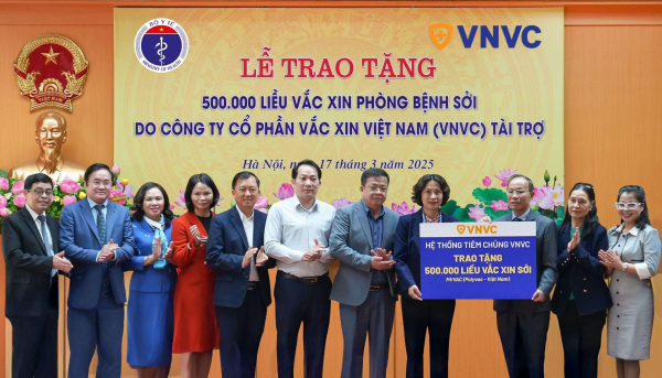 Hệ thống tiêm chủng VNVC trao nửa triệu liều vắc xin sởi hỗ trợ Bộ Y tế chống dịch -0