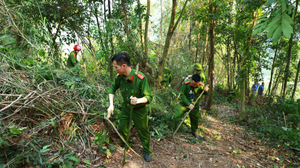 Hàng trăm CBCS Công an tỉnh Tuyên Quang tham gia khống chế đám cháy -0