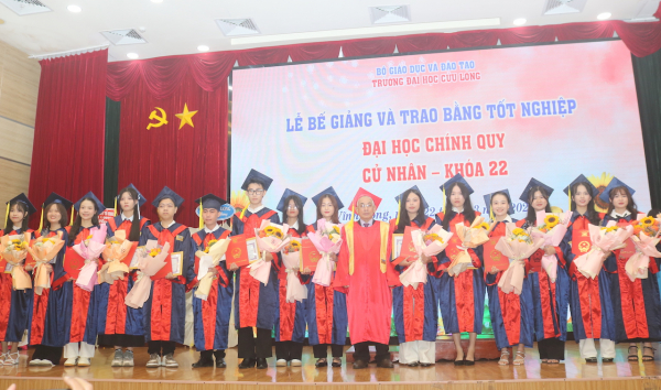 Trường Đại học Cửu Long vinh danh các sinh viên tốt nghiệp xuất sắc -0