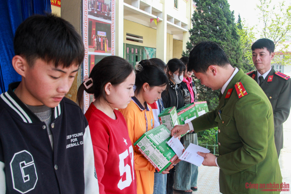 Trao yêu thương, cổ vũ tinh thần học tập cho thầy và trò vùng cao Lào Cai -0