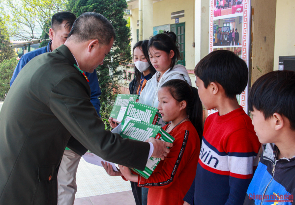 Trao yêu thương, cổ vũ tinh thần học tập cho thầy và trò vùng cao Lào Cai -0