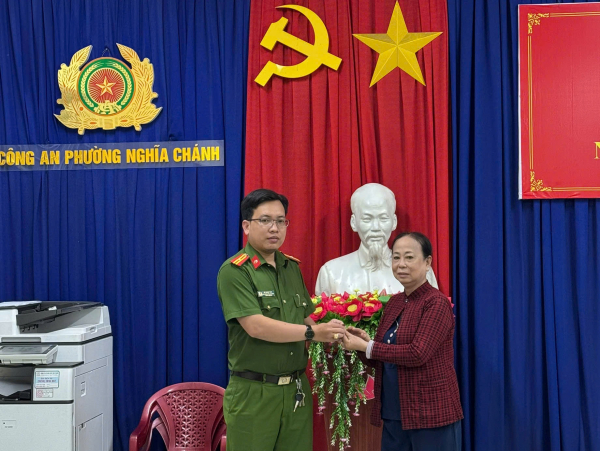 Quảng Ngãi: Cụ bà vui mừng nhận lại nhẫn vàng bị rơi khi xem văn nghệ -0