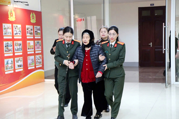 Thu nhận mẫu ADN thân nhân của liệt sĩ - việc làm đầy tính nhân văn -0