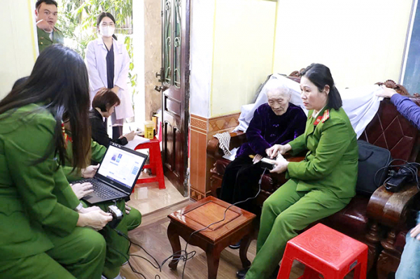 Thu nhận mẫu ADN thân nhân của liệt sĩ - việc làm đầy tính nhân văn -0