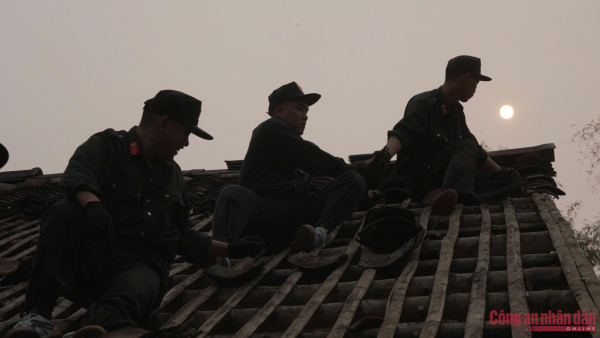 ngay từ sáng sớm, cán bộ, chiến sĩ đã có mặt tại hiện trường, khẩn trương bắt tay vào công việc, bất chấp thời tiết oi bức..jpg -6