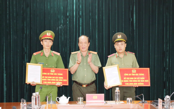 Công an Sóc Trăng hỗ trợ kinh phí xây dựng 2 nhà nghĩa tình đồng đội  -0