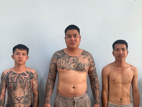 Ba đối tượng xăm trổ đánh trẻ em nhập viện bị bắt khẩn cấp -0