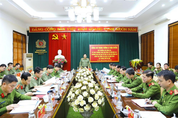 Deputy Minister Le Van Tuyen reviews amnesty work in Hanoi -0