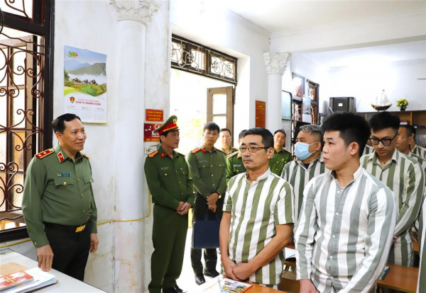  Deputy Minister Le Van Tuyen reviews amnesty work in Hanoi -0