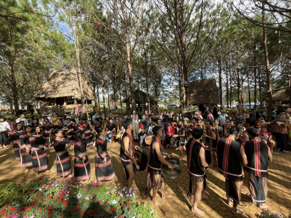 nh%3fng c%3fng chiêng, múa xoang c%3fa d%3fng bào tây nguyên góp ph%3fn gi%3f gìn b%3fn s%3fc và và là c%3fu n%3fi g%3fn k%3ft van hóa-%3fnh trang thông tin du l%3fch huy%3fn kon plông.jpg -1