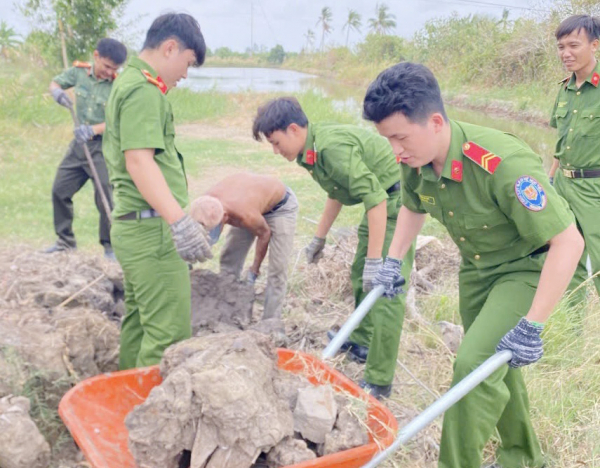 Công an Cà Mau góp trên 4,3 tỷ đồng vào chương trình xóa nhà tạm, nhà dột nát -0
